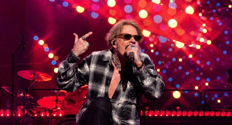 Axl Rose revela problema na mandíbula durante show do Guns N’ Roses: “parece que vai cair”