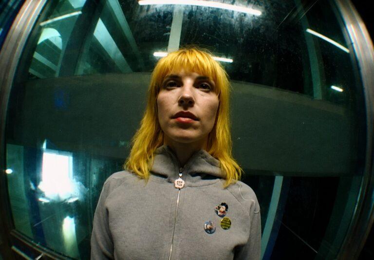 Hayley Williams surpreende com novo EP e mostra outro lado longe do Paramore
