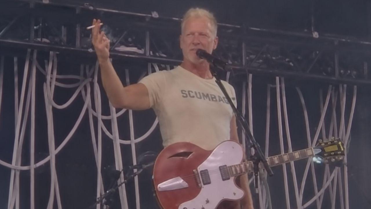 Josh Homme desafia regra de US$ 10 mil e fuma durante show do Queens of the Stone Age