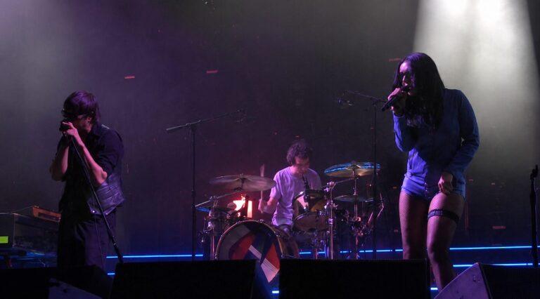 The Strokes e Charli XCX: Julian Casablancas reverencia “superstar” após disputa entre álbuns