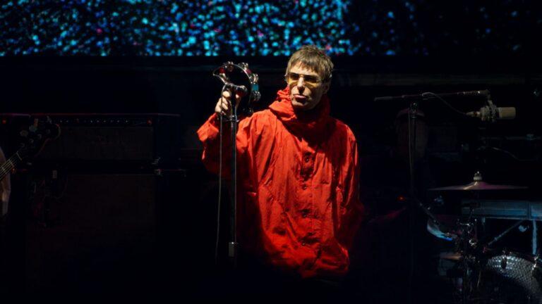 Oasis supera The Beatles e passa a ter o álbum de estúdio mais vendido da história do Reino Unido