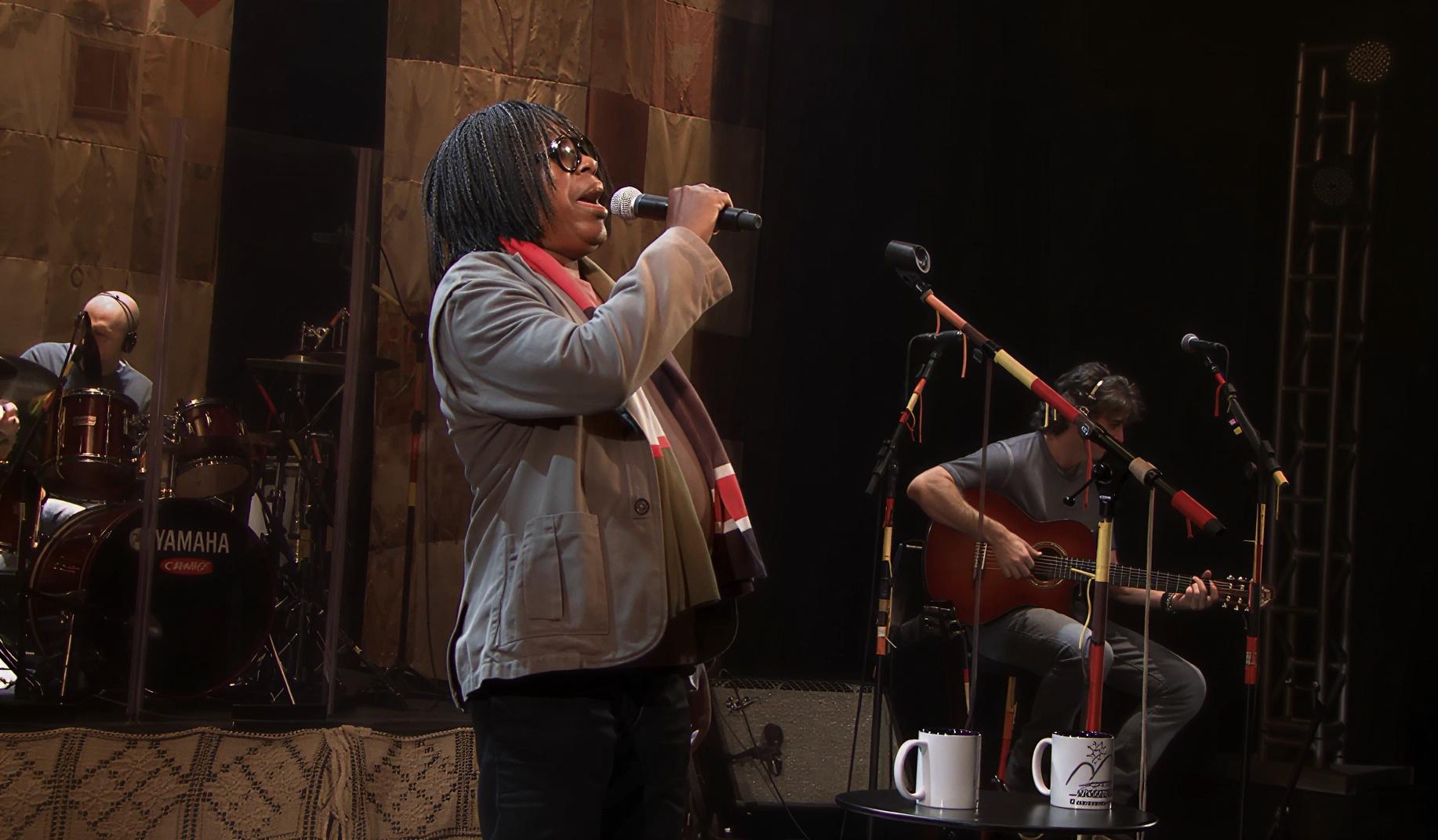 Milton Nascimento é internado para tratar pneumonia; equipe informa quadro estável