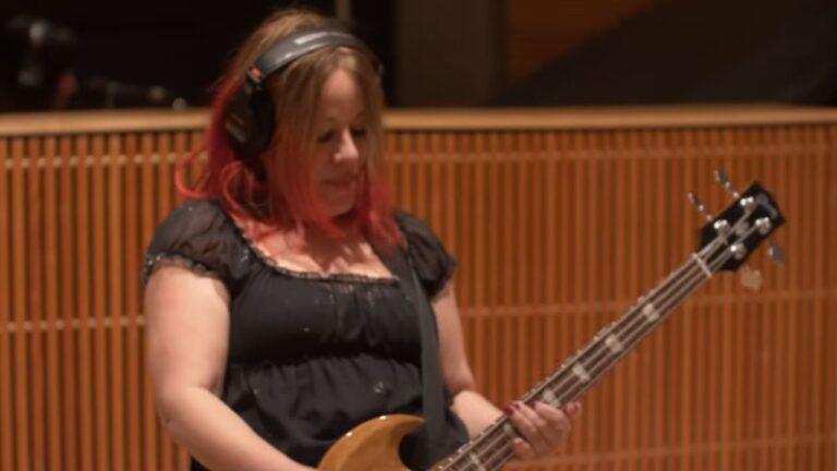 L7 anuncia diagnóstico de câncer cerebral agressivo da baixista Jennifer Finch e confirma turnê de despedida