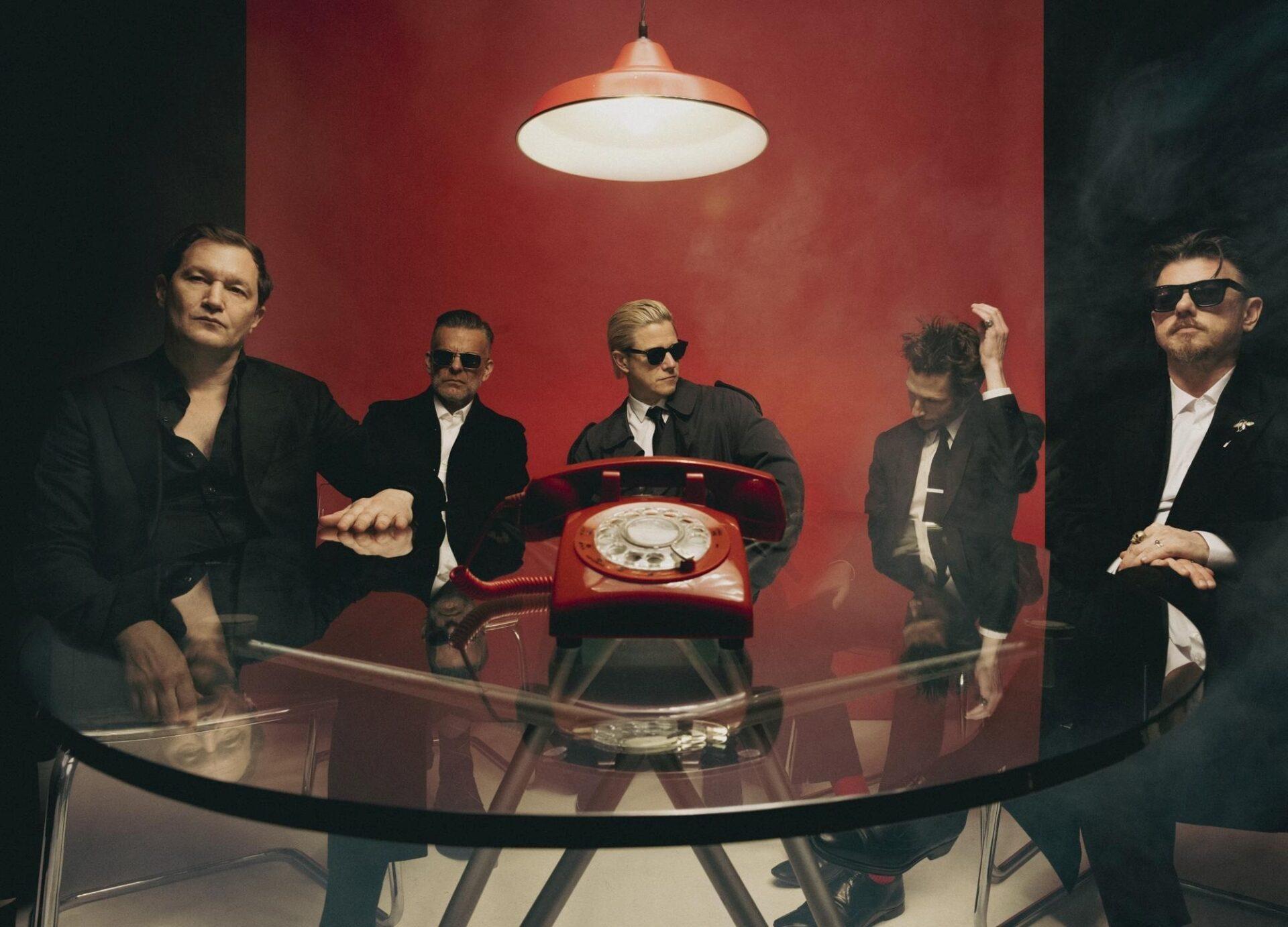 Interpol lança “Iron City”, novo single que explora a relação entre humanidade e inteligência artificial