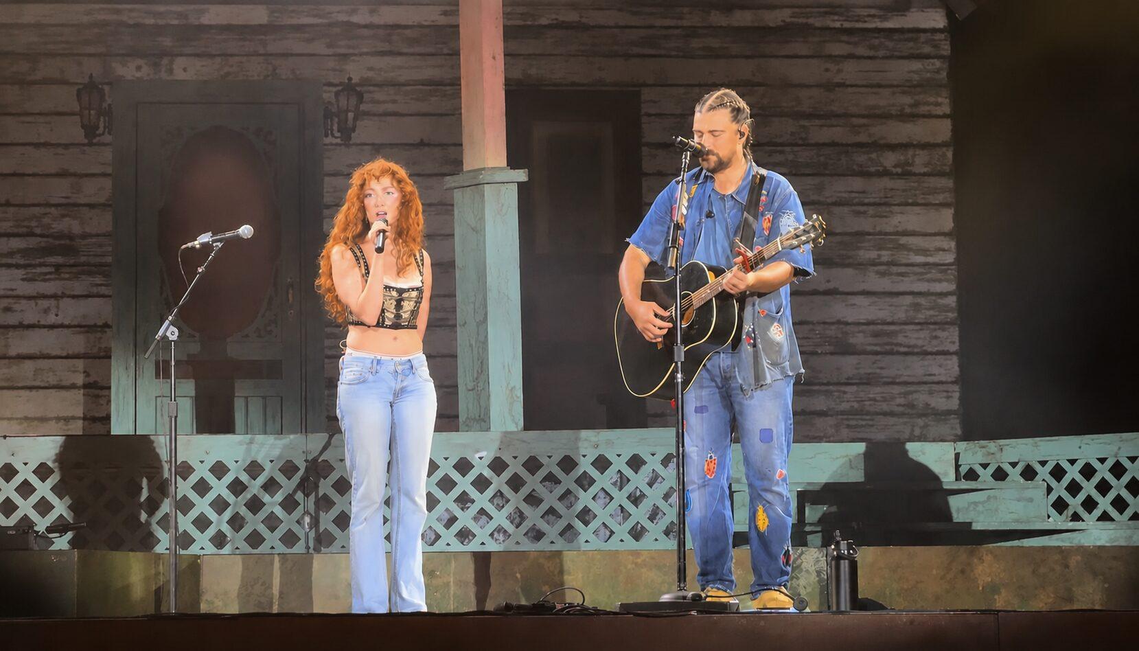 Noah Kahan surpreende público com Chappell Roan em dueto de “California” no Rose Bowl