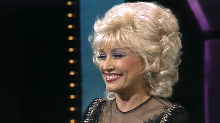 Dolly Parton dispara no streaming após morte e supera Taylor Swift e Bad Bunny