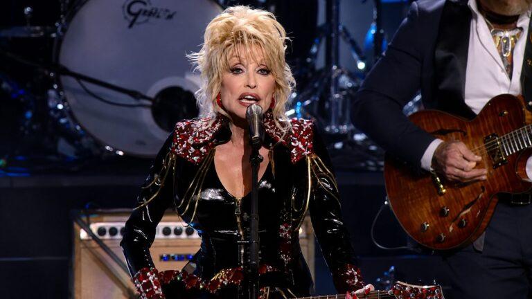 Dolly Parton entrou no Rock & Roll Hall of Fame e respondeu com um álbum de rock ao lado de lendas