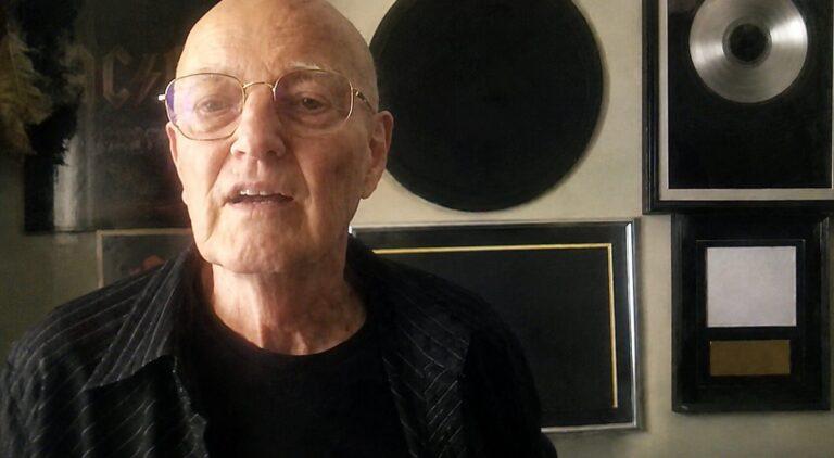 Ex-baterista do AC/DC, Chris Slade se aposenta aos 79 anos após sequelas de AVC