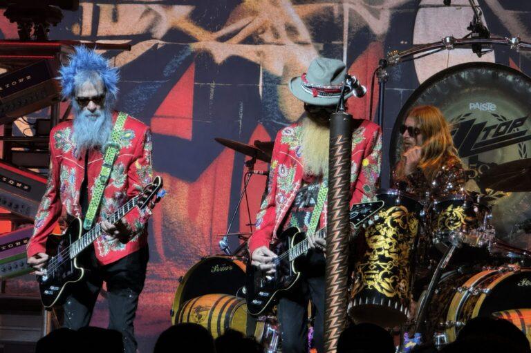 ZZ Top volta aos palcos após morte de Frank Beard em show marcado por homenagem