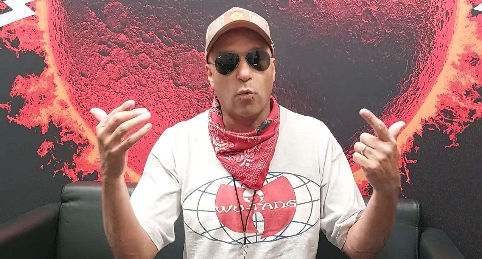 Tom Morello defende músicos politizados e diz que silêncio favorece o autoritarismo