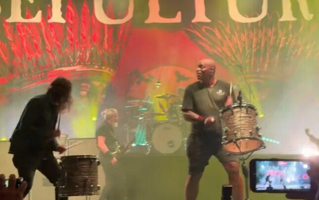 Dave Grohl surpreende fãs ao subir ao palco com o Sepultura em show de despedida nos Estados Unidos