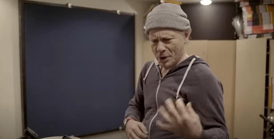 Bruce Dickinson critica preços altos de ingressos e defende shows acessíveis