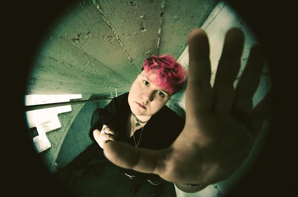 Pinknoise confronta ódio online, sobrevivência e resistência em novo EP explosivo Flesh and Bone