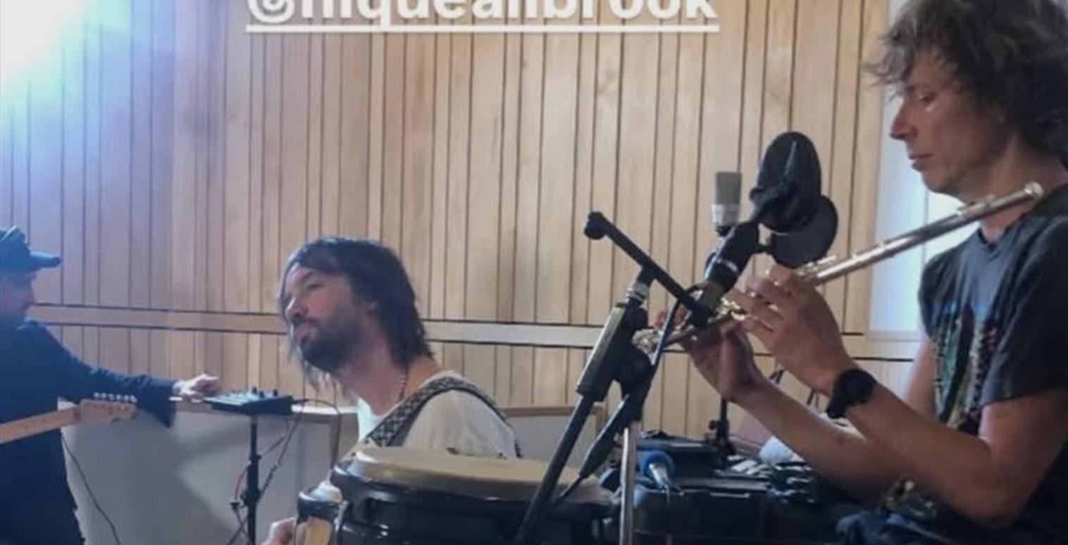 Membros de Tame Impala, King Gizzard, Pond e Geese são vistos juntos em estúdio e levantam rumores de supergrupo psicodélico