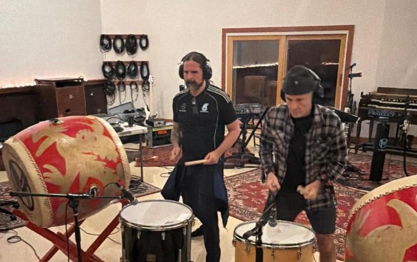 Andreas Kisser participa de novo álbum de Bruce Dickinson e amplia conexões do metal em 2026