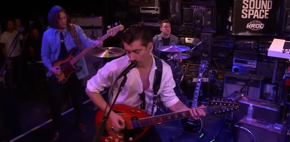 Arctic Monkeys lançam “Opening Night” e retornam com inédita em projeto beneficente da War Child
