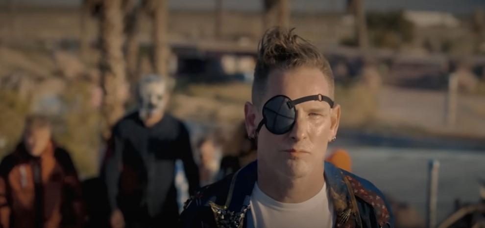 Corey Taylor revisita suas maiores tretas no rock em participação no Hot Ones