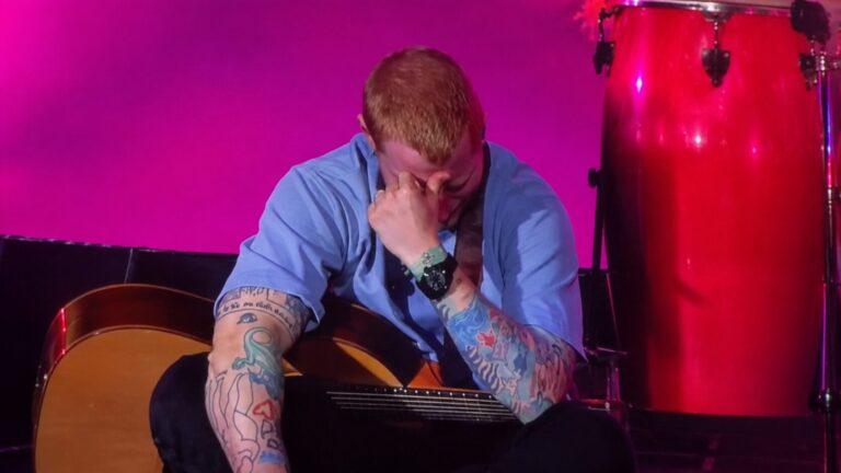 Ed Sheeran chora no palco, admite erros após polêmica com Macklemore e diz que pensou em abandonar a música
