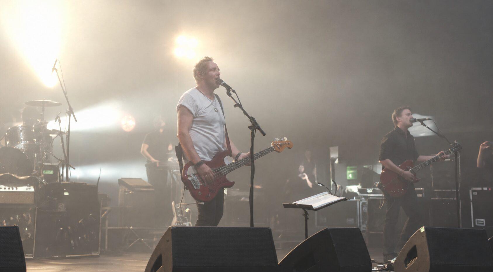 Peter Hook, do Joy Division, leva os clássicos do pós-punk “Unknown Pleasures” e “Closer” a São Paulo em 2027