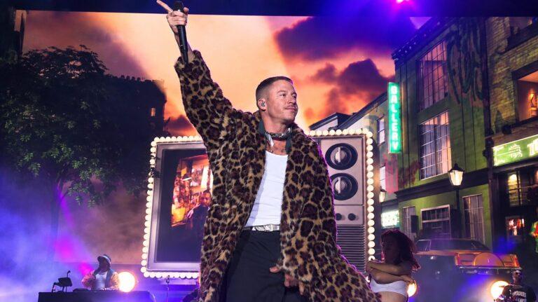 Em deboche à expulsão da turnê de Ed Sheeran, Macklemore anuncia turnê “Palestina Livre”