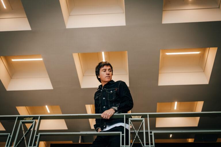 Johnny Marr lança álbum com a canção de protesto que virou seu maior hit solo nas rádios