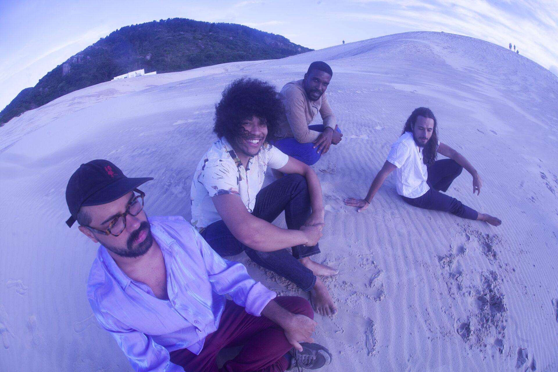 Boogarins volta a Curitiba para tocar ‘Manual’ na íntegra